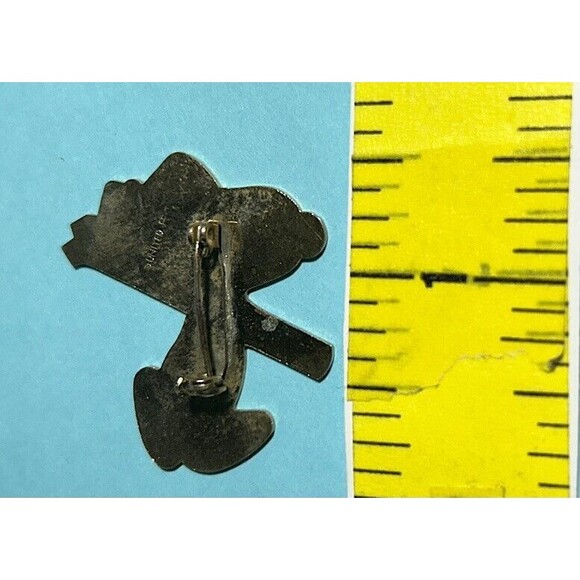 Peanuts - Snoopy Ski Pin red Cap & Skiis -Skiing,Snow Pin - Picture 2 of 2